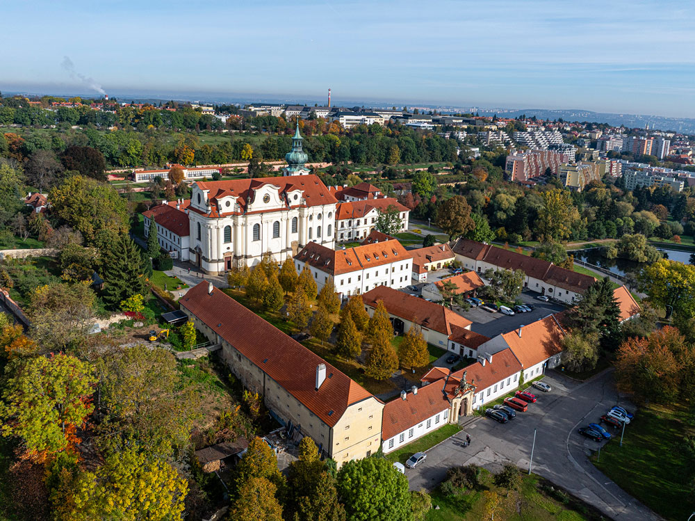 Letecký pohled na areál Břevnovského kláštera na podzim